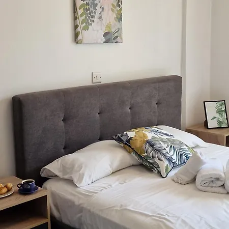 Tropical Paradise 200m From Finikoudes Appartamento Larnaca