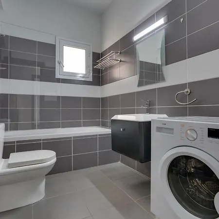 Tropical Paradise 200m From Finikoudes Appartamento *