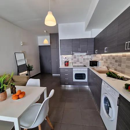 Tropical Paradise 200m From Finikoudes