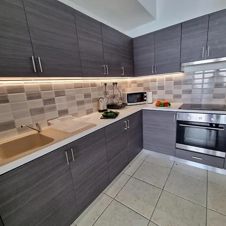 Tropical Paradise 200m From Finikoudes Appartamento *