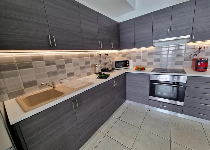 Tropical Paradise 200m From Finikoudes Apartament *