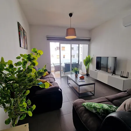 Tropical Paradise 200m From Finikoudes Apartament