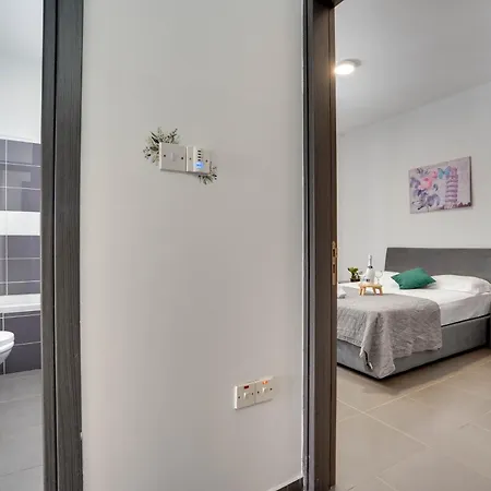 Tropical Paradise 200m From Finikoudes Apartament