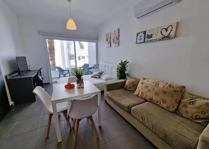 Tropical Paradise 200m From Finikoudes Larnaka