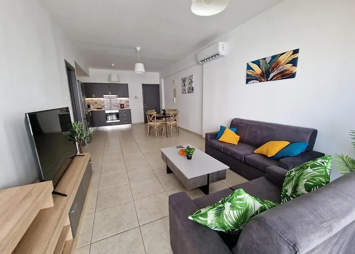 Tropical Paradise 200m From Finikoudes * Larnaca