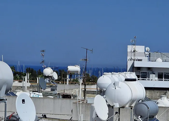 Tropical Paradise 200m From Finikoudes Appartamento Larnaca