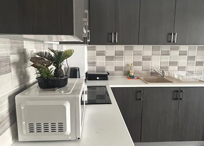 Tropical Paradise 200m From Finikoudes Apartmán