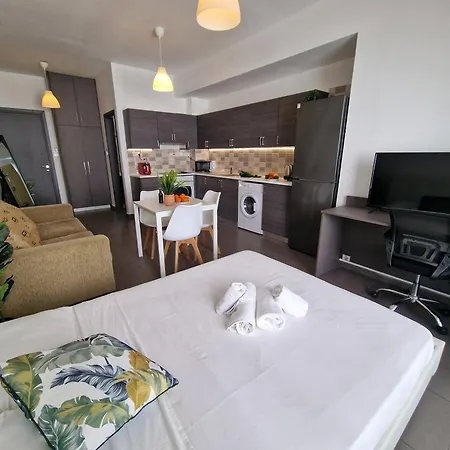 Tropical Paradise 200m From Finikoudes * Larnaca